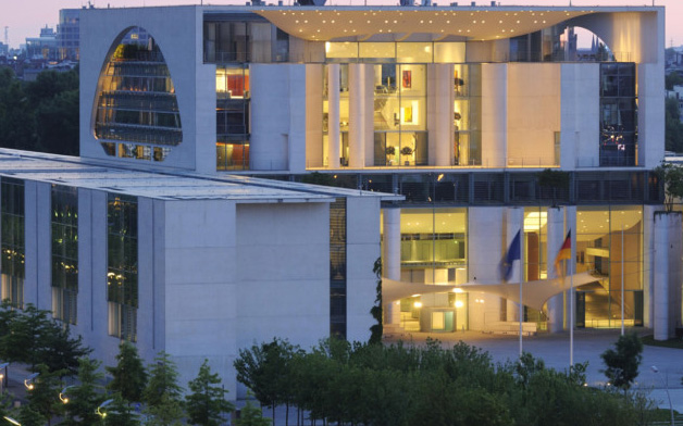 Bundeskanzleramt, Kanzleramt, Blick von Reichstagkuppel, Dämmerung, Regierungsviertel, Tiergarten, Berlin, Deutschland, Europa
